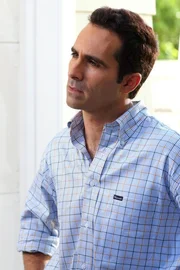 Mike (Nestor Carbonell) bekommt Besuch von Scott, doch kommt dieser in guter Absicht?