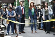 M&uuml;ssen einen neuen Mordfall l&ouml;sen: das Ex-Ehepaar Laura (Debra Messing, M.r.) und Jake (Josh Lucas, M.l.) ...