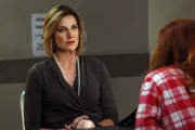 Hat Margot Preston (Brenda Strong, l.) etwas mit dem Mord an einer jungen Frau zu tun? Laura (Debra Messing, r.) und ihre Kollegen versuchen dies herauszufinden ...