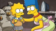 Lisa (l.) beschlie&szlig;t die Schule zu wechseln und will nun die Cloisters-Akademie, eine Eliteschule, besuchen. Marge (r.) hat einen ganz besonderen Weg gefunden, ihrer Tochter den Besuch auf dieser Privatschule zu erm&ouml;glichen.