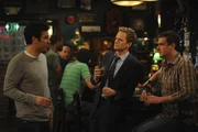 W&auml;hrend Ted (Josh Radnor, l.) erkennen muss, dass er von Marshall (Jason Segel, r.) und Barney (Neil Patrick Harris, M.) seit einiger Zeit belogen wurde, versucht Lily ein Geheimnis von Robin zu l&uuml;ften ...