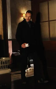 Bei den Ermittlungen um Moriarty, f&auml;llt Holmes (Jonny Lee Miller) ein Detail auf, das alles in Frage stellt ...