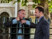 Gemeinsam versuchen sie, einen diffizilen Fall in London zu l&ouml;sen: Sherlock Holmes (Jonny Lee Miller, r.) und Gareth Lestrade (Sean Pertwee, l.) ...