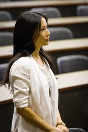 Gemeinsam mit Sherlock Holmes versucht sie, den Mord an einem anerkannten Mathematiker aufzudecken: Joan Watson (Lucy Liu) ...