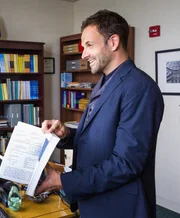 Als ein anerkannter Mathematiker tot aufgefunden wird, setzen Sherlock Holmes (Jonny Lee Miller) und Joan Watson alles daran, den Mordfall zu l&ouml;sen und hinter das Geheimnis einer streng bewachten Formel zu kommen, die der Wissenschaftler unbedingt l&ouml;sen wollte ...