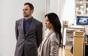 W&auml;hrend der Ermittlungen in einem neuen Mordfall: Sherlock Holmes (Jonny Lee Miller, l.) und Joan Watson (Lucy Liu, r.) ...