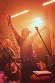 Fred (Wilson Gonzalez, r.) und Bandkollegin Fibi (Kiara Hollatko, l.) sind voll in ihrem Element.