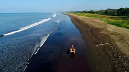 Pipo holt den Sand mit den Ochsenkarren vom nahe gelegenen Strand.