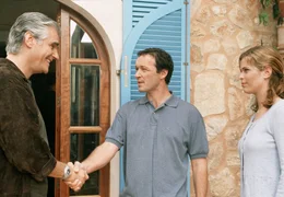 Der Bauunternehmer Uli Fischer (Michael Roll, Mitte) will zusammen mit seiner Assistentin und Freundin Jana (Ursula Buschhorn) den Grundst&uuml;cksbesitzer Alejandro Perez (Sky Du Mont) dazu bringen, einen herrlichen Landstrich auf Mallorca zu verkaufen.
