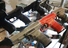Selbst in knalligen Farben t&ouml;dlich: Knarre, Wumme, Pistole, Revolver, Colt und Ballermann.