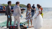 Wegen eines Mordfalls am Strand werden die Polizisten M&eacute;lissa Sainte-Rose (Sonia Rolland, 3.v.l.), Aur&eacute;lien Charlery (Julien B&eacute;ramis, l.) und Philippe Dorian (Valentin Papoudof, 2.v.l.) w&auml;hrend ihrer Freizeit zum Tatort beordert. Auch Ga&euml;lle Crivelli (B&eacute;atrice de la Boulaye, r.) erscheint am Ort des Verbrechens, obwohl sie offensichtlich etwas anderes zu tun hatte.