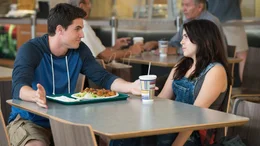 Bianca (Mae Whitman) erf&auml;hrt von Wesley (Robbie Amell), dass sie als "DUFF" gilt und Jungs sie nutzen, um an ihre Freundinnen heranzukommen.; Bianca (Mae Whitman) erf&auml;hrt von Wesley (Robbie Amell), dass sie als &bdquo;DUFF&ldquo; gilt und Jungs sie nutzen, um an ihre Freundinnen heranzukommen.