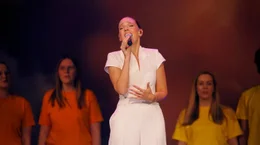 Halleluja! Carolin Kebekus sorgt mit ihrem himmlischen Comedyprogramm &bdquo;SHESUS&ldquo;, mit dem sie Arenen in Deutschland, &Ouml;sterreich und der Schweiz f&uuml;llte, f&uuml;r Frohlocken unter Comedyfans. Als Hohepriesterin des Humors liefert sie zahllose Pointen und feiert eine nicht enden wollende Zeremonie hemmungsloser Heiterkeit.