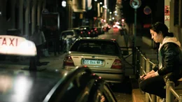 Die Taxifahrerin Aliya (Sabrina Amali) hat Mut.