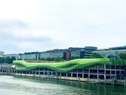 Die Cit&eacute; de la Mode et du Design in Paris: Ein giftgr&uuml;nes Gebilde aus Glas schl&auml;ngelt sich an einem entkernten Lagerhaus entlang (Architekten: Jakob + MacFarlane).