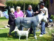 Ob Oldtimer, Go-Karts oder eine Telefonzelle - vor Thomas? Sammelwut ist nichts sicher. Jetzt mu&szlig; Tr&ouml;delprofi S&uuml;kr&uuml; (re.) der Familie zur Hilfe eilen..