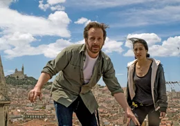 Familienvater Bruno Bassmann (Fabian Busch) sucht mit Hilfe von Taxifahrerin Aliya (Sabrina Amali) nach seiner Frau.