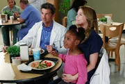 Eigentlich ist Meredith (Ellen Pompeo, r.) sauer auf Maggie, l&auml;sst es aber an Zola (Jela K. Moore, M.) und Derek (Patrick Dempsey, l.) aus ...