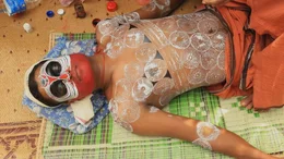 Fest der tanzenden G&ouml;tter: Bei den Theyyam-Darbietungen werden aus bunt geschminkten Akteuren lebende G&ouml;tter.