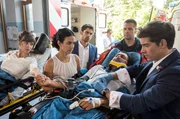 Auf dem Weg zum Standesamt wurden Leyla (Sanam Afrashteh, 2.v.l.) und Ben  (Philipp Danne, r.) zu Ersthelfern - sie liefern Isabel (Lilly Marie Tsch&ouml;rtner, l.) und Martin (Omar El-Saeidi, 2.v.r.) ins JTK ein (mit Roy Peter Link, 3.v.l. und Komparsen).