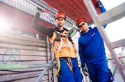 Cool auf der Baustelle: Vadzhib macht in Dortmund eine Ausbildung zum Ger&uuml;stbauer. Ausbilder Michael steht ihm zur Seite.