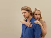Nick (Joe Alwyn) und seine Frau Melissa (Jemima Kirke) wahren den Anschein einer erfüllten Ehe. Doch der Schein kann trügen. Nick (Joe Alwyn) und seine Frau Melissa (Jemima Kirke) wahren den Anschein einer erfüllten Ehe. Doch der Schein kann trügen.