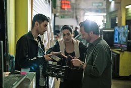 Bruno (Fabian Busch, re.) und Aliya (Sabrina Amali) kaufen bei Yaro (Mehdi Meskar) auf dem Schwarzmarkt ein Handy