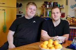 Percy und Fabrizio Schwonke: Die Br&uuml;der unterst&uuml;tzen sich gegenseitig auf dem Weg zum Wunschgewicht. Fabrizio ist nach einer Kur in der Heringsdorfer Spezialklinik schon bei Normalgewicht und Percy auf dem Weg dahin.