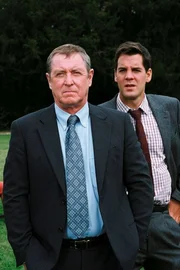 Bei mehreren brutalen Mordfällen tappen Inspector Barnaby (l.: John Nettles) und Sergeant Scott (r.: John Hopkins) im Dunkeln. Bei mehreren brutalen Mordfällen tappen Inspector Barnaby (l.: John Nettles) und Sergeant Scott (r.: John Hopkins) im Dunkeln.
