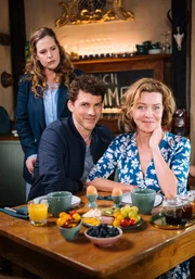 Eifelwirtin Toni Janssen (Diana Amft) hat den Blues, w&auml;hrend ihre Mutter Heidi (Magarita Broich) &uuml;berrascht ist von den charmanten Avancen des neuen G&auml;rtners Ron (Martin Bretschneider)