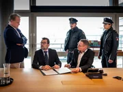 Justus Hellbach (Mirco Reseg, l.) versucht mit allen Mitteln, Cord Viersens (Matthias Freihof, 2.v.l.) Logistikfirma aufzukaufen. (Kris (Marc Barthel, M.), Pinar (Aybi Era, r.).