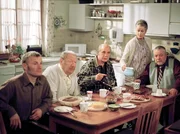 V.li.n.re.: Karl (Peter Schell), Friedrich (Wolfgang Völz), Heinz (Thomas Meinhardt), Johanna (Ursula Cantieni), Hermann (Wolfgang Hepp). V.li.n.re.: Karl (Peter Schell), Friedrich (Wolfgang Völz), Heinz (Thomas Meinhardt), Johanna (Ursula Cantieni), Hermann (Wolfgang Hepp).