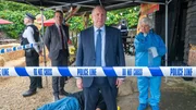 Sergeant Jamie Winter (Nick Hendrix, 2.v.l.), Inspector John Barnaby (Neil Dudgeon, 2.v.r.) und Rechtsmedizinerin Fleur Perkins (Annette Badland) m&uuml;ssen sich mit einem Leichenfund im &ouml;kologischsten Dorf Midsomers befassen.