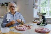 K&ouml;stliches S&uuml;dtirol Vinschgau und Meraner Land Paul Thuile bereitet seine W&uuml;rste zu.