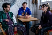 Luiz Vieira dos Santos (Thiago Braga de Oliveira, l.) und Franzi Berger (Paula Schramm, r.) sprechen mit Maik Rehkopf (David Bredin, M.), dem Gesch&auml;ftspartner und engem Freund des Opfers.
