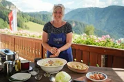 Veronika Stampfer z&uuml;chtet Schweine und kreiert ihren eigenen Bauernspeck. Mit diesem kocht sie das beliebte Alltagsgericht der S&uuml;dtiroler Bauern: Kn&ouml;del.