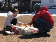 Claudia M&uuml;ller (r.) im Sozialeinsatz bei Familie Heilmann in Saas Grund.
