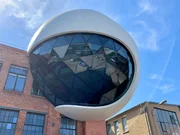 Die Niemeyer Sphere in Leipzig. Ein St&uuml;ck heitere brasilianische Moderne im Industriegebiet: Die Kugel von Architekt Oscar Niemeyer. Ein kreisrundes UFO landet mitten in einem historischen Industriegel&auml;nde.