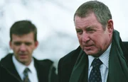 Das Wetter nasskalt, und das Mordopfer im Freien - Barnaby (John Nettles, r.) und Constable Jones (Jason Hughes, l.) sind wieder im Einsatz. Das Wetter nasskalt, und das Mordopfer im Freien - Barnaby (John Nettles, r.) und Constable Jones (Jason Hughes, l.) sind wieder im Einsatz.