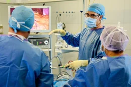 Dr. Per-Hendrik Lange mit seinem Team bei der Magenbypass-OP der Patientin Anja L. im Adipositas Zentrum des Helios Hanseklinikums in Stralsund.