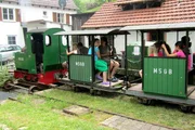 Im Schw&auml;bischen hat ein pensionierter Lehrer Freude daran, in seinem Garten im Kreis zu fahren und daf&uuml;r sogar einen Triebwagen konstruiert - Manfred Schaibles Garten-Bahn.