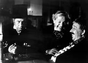 K&ouml;stlich am&uuml;siert sich Br&auml;sig (Fritz Hollenbeck, rechts) und B&uuml;rgermeister Langefeldt (Karl-Heinz Kreienbaum), weil Pomuchelskopp (Joachim Wolff, l.) mit seinen Aufstiegspl&auml;nen gescheitert ist.