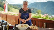 K&ouml;stliches S&uuml;dtirol Im Reich der Dolomiten Veronika Stampfer bereitet ihre Speckkn&ouml;del zu.