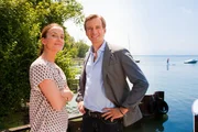 Controller Andreas Lorenz (Benedikt Blaskovic, r.) trifft bei seiner Suche nach einem Bootshaus auf Sonja Schmidtkunz (Kathrin Anna Stahl, l.).