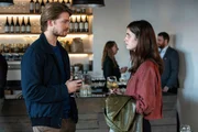 Nach dem Kuss auf der Party wissen Frances (Alison Oliver) und Nick (Joe Alwyn) nicht, wo sie stehen. Das Wiedersehen fühlt sich für beide zunächst schräg an, doch das ändert sich schnell. Nach dem Kuss auf der Party wissen Frances (Alison Oliver) und Nick (Joe Alwyn) nicht, wo sie stehen. Das Wiedersehen fühlt sich für beide zunächst schräg an, doch das ändert sich schnell.