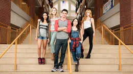 Foto, v.li.n.re.: Casey (Bianca A. Santos), Jess (Skyler Samuels), Wesley (Robbie Amell), Bianca (Mae Whitman) und Madison (Bella Thorne)