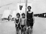 Der Schriftsteller Thomas Mann mit seiner Familie am Strand von Kampen auf Sylt. Thomas Mann mit weisser M&uuml;tze, seine Frau Katia Mann, seine Kinder Elisabeth und Michael posieren in Badeanz&uuml;gen (5. September 1927).