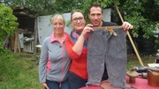 Von links: Nicole, Christine und Thorsten auf dem Hausflohmarkt.