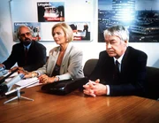 Margot Balbeck (Ruth Maria Kubitschek, mi.) gibt eine Erkl&auml;rung zum Bestechungsskandal ab, die nicht ohne Folgen bleibt.