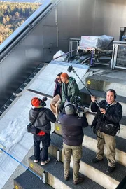 Ding Dong &ndash; Zeig mir dein Zuhause Winterstaffel Folge 3 Viola Tami (2.v.l.) und Jan Fitze (3.v.l.) sind mit ihrer Crew zu Besuch bei Leonice Knapp in Absam in Tirol. 2026